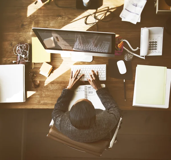 Homem de negócios que trabalha com computador — Fotografia de Stock