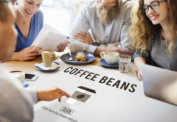 Menschen diskutieren über Kaffeebohnen — Stockfoto