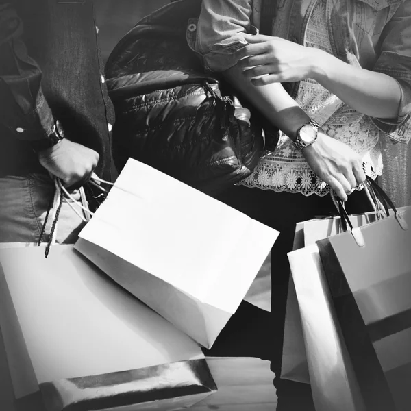 Persone che vanno dopo lo shopping — Foto Stock