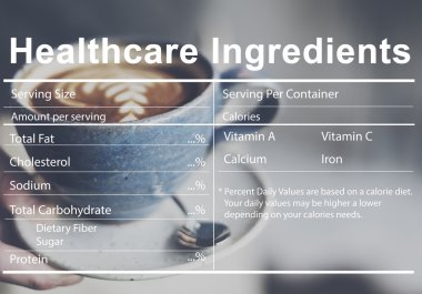 Bir fincan kahve tutan kadın.