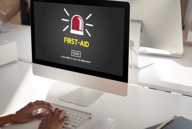 bilgisayar Office ile çalışan kişi