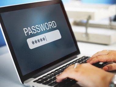 Laptop klavyesinde yazan kişi