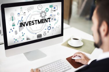 Bilgisayarda çalışan iş adamı