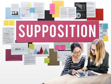 Öğrenci kızlar dijital tablet ile 