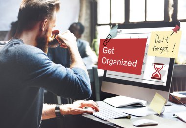 ev ofis bilgisayarı ile çalışan adam