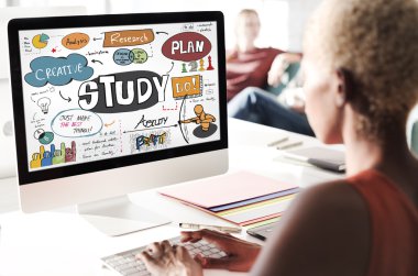 işkadını üstünde bilgisayar çalışma ile çalışma