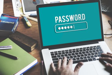 Laptop klavyesinde yazan kişi 