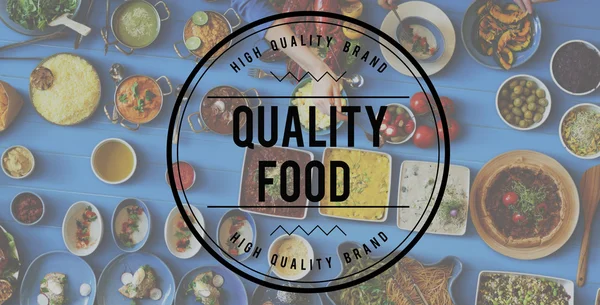 Tavola con cibo e concetto di qualità alimentare — Foto Stock