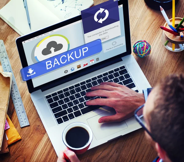 Empresário usando laptop com conceito de backup — Fotografia de Stock