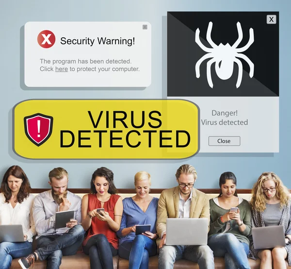 Personnes assis avec des appareils et virus détectés — Photo