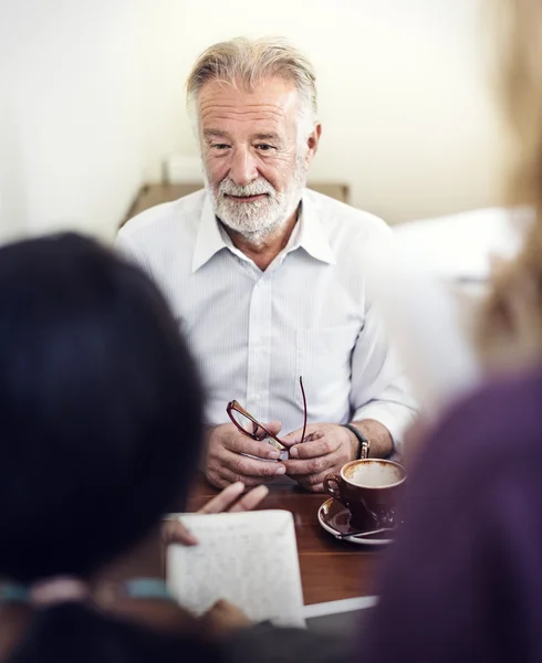 Vrienden werken en ideeën te bespreken — Stockfoto