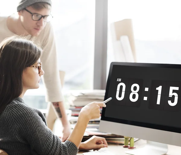 Menschen schauen auf Computerbildschirm — Stockfoto