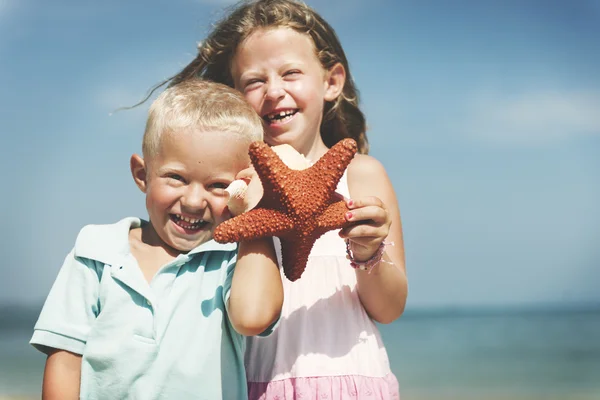 Szczęśliwe dzieci na plaży — Zdjęcie stockowe