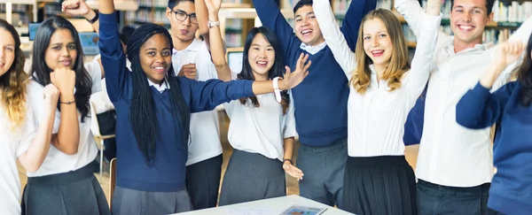 Estudiantes felices en la biblioteca universitaria —  Fotos de Stock