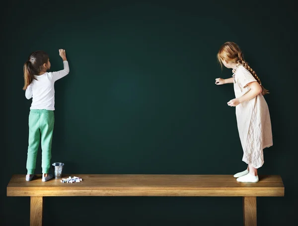 Meninas começam a desenhar no quadro negro — Fotografia de Stock