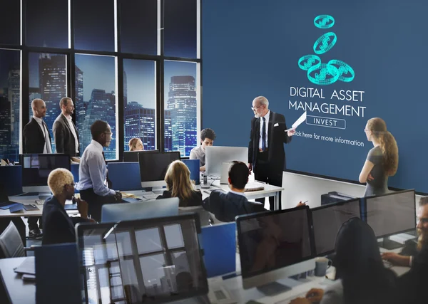 Affärsmän som arbetar och Asset Management — Stockfoto