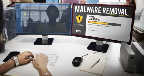 Geschäftsmann arbeitet an Computer mit Malware-Entfernung — Stockfoto