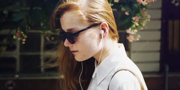 Bonita chica escuchando música —  Fotos de Stock