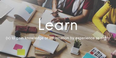 Öğrenciler birlikte okuyorlar. 