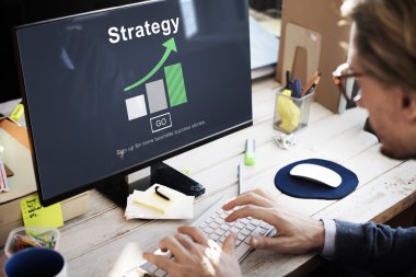 Bilgisayar klavyesinde yazan adam