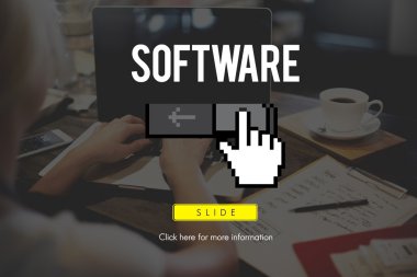 bilgisayar ile çalışan kadın