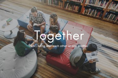 Öğrenciler kitap tartışıyor