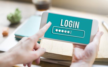 Eller akıllı telefonu tutuyor.