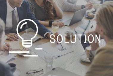 insanlar çözüm hakkında tartışıyor