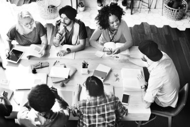 Öğrenciler birlikte okuyorlar. 