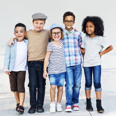 birlikte oynayan samimi neşeli çocuklar