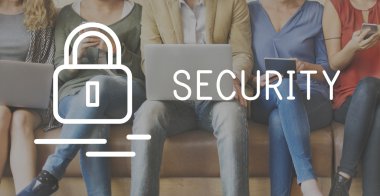 aygıtlar ve güvenlik ile insanlar oturup