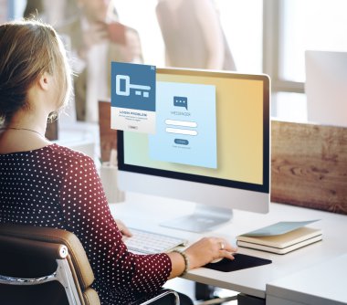 işkadını üstünde bilgisayar şifre ile çalışma