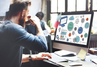 ev ofis bilgisayarı ile çalışan adam