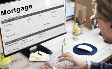 Bilgisayar klavyesinde yazan adam