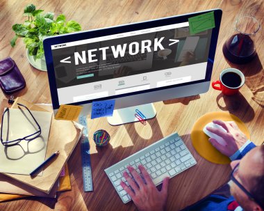 Bilgisayar klavyesinde yazan adam