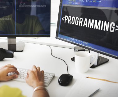bilgisayar programlama ile çalışan iş adamı