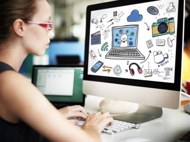 işkadını bilgisayarda aygıtlarıyla çalışma