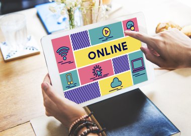 Kız holding dijital tablet