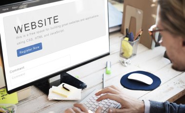 Bilgisayar klavyesinde yazan adam