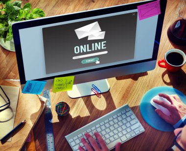 Bilgisayar kullanan adam