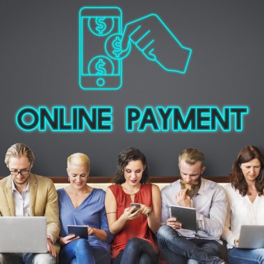 aygıtlar ve Online ödeme ile insanlar oturup
