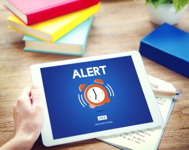 Tablet kullanan adam