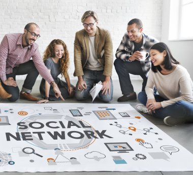 Poster ve sosyal ağ çalışma tasarımcılar