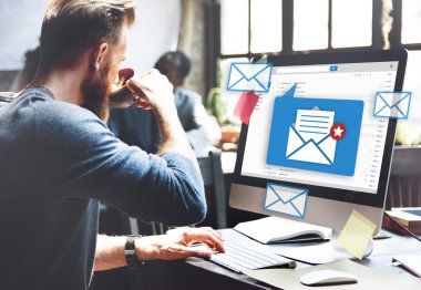 ev ofis bilgisayarı ile çalışan adam