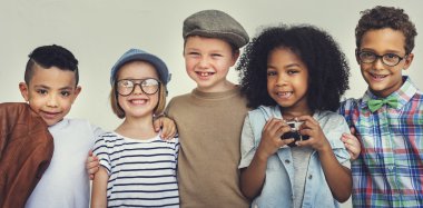 samimi neşeli çocuklar eğlenmek