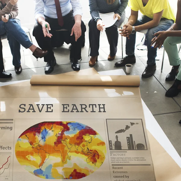 Pessoas sobre cartaz com Save Earth — Fotografia de Stock