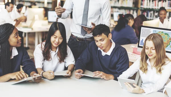 Leraar met groep van studenten — Stockfoto