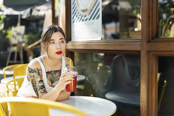 Mujer Beber bebidas en la cafetería — Foto de Stock