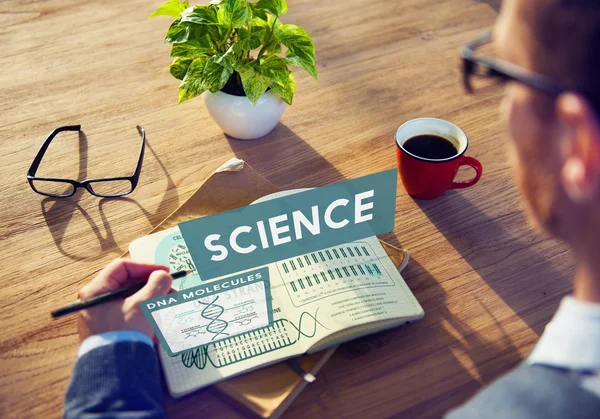 Man arbetar med vetenskap — Stockfoto