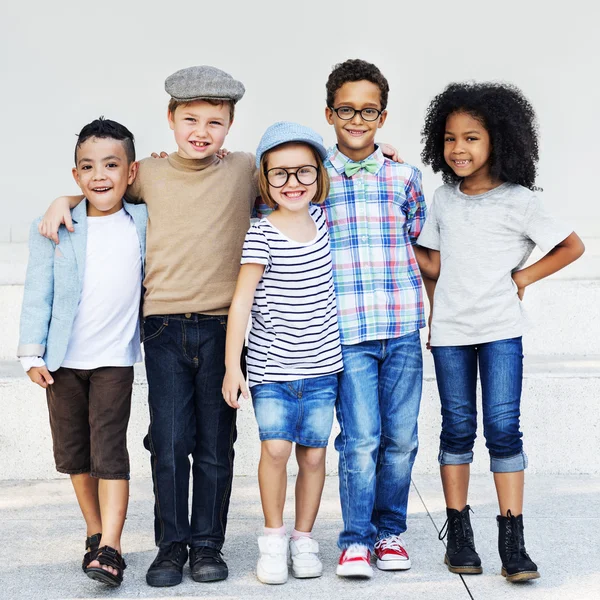 Bambini gioiosi sinceri che giocano insieme — Foto Stock